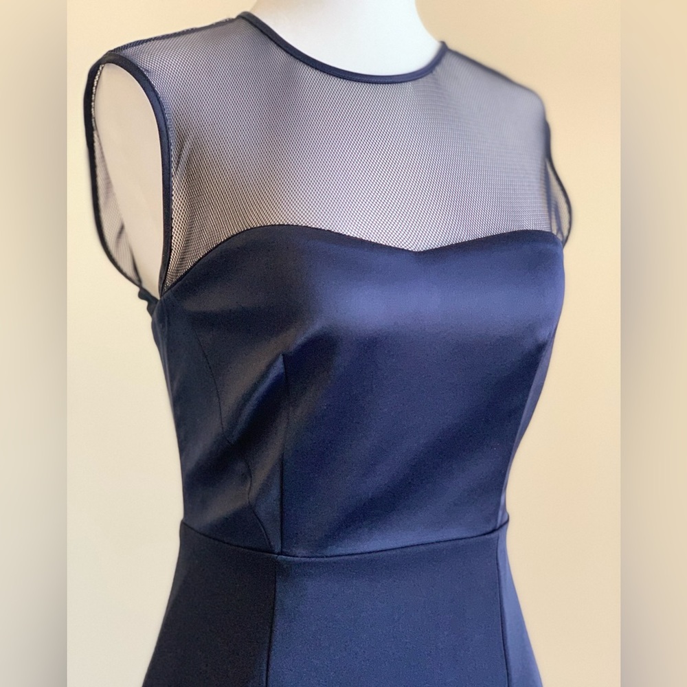 Flattering REISS Dress US size 2 in Blue and in MINT condition! 😍